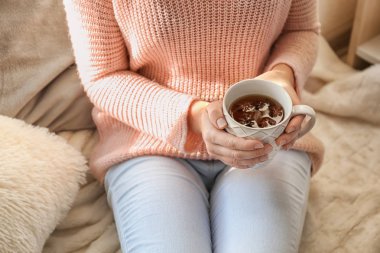 Genç kadın evde sıcak kahve içme