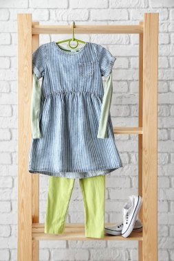 Şık giysiler çocuk beyaz tuğla zemin üzerine için dizi