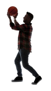 Beyaz arka plan üzerinde basketbol oynarken adam silüeti