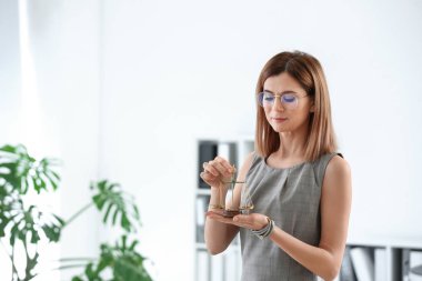 Adalet Office ile güzel kadın avukat portresi ölçekler