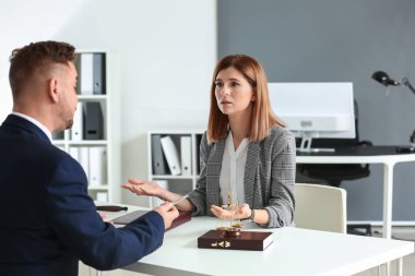 Erkek avukat istemci Office ile çalışma