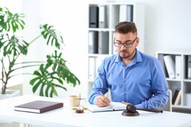 Ofiste çalışan yakışıklı erkek avukat