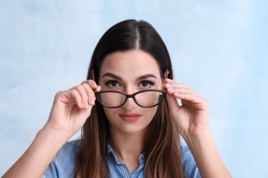 Renk arka plan üzerinde kötü görme ile kadın portresi