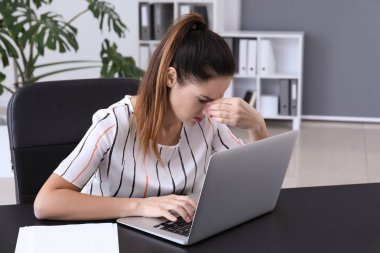 İş kadını ofiste çalışan kötü görme ile