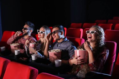 arkadaşlar sinema film izlemek