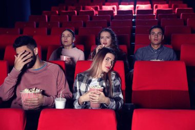 Sinemada film izleyen insanlar