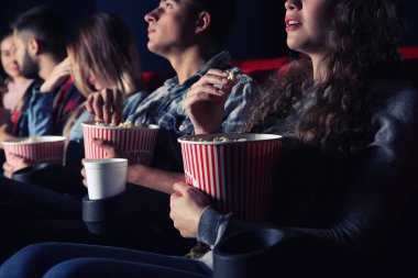 Arkadaşlar film sinemada izlerken patlamış mısır yemek