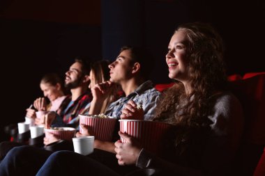 Arkadaşlar film sinemada izlerken patlamış mısır yemek