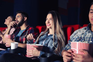 Arkadaşlar film sinemada izlerken patlamış mısır yemek