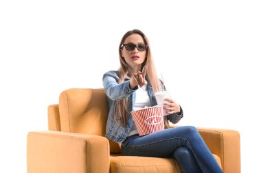 Beyaz arka plan film izlerken patlamış mısır olan kadın