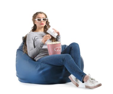 Beyaz arka plan film izlerken patlamış mısır olan kadın