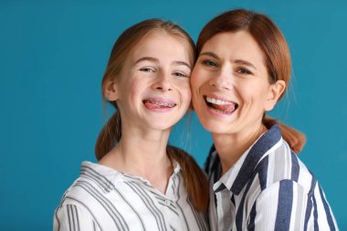 Komik anne ve kızı renk arka plan üzerinde portresi