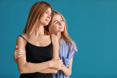 Mutlu anne ve kızı renk arka plan üzerinde portresi