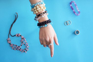 El ile renk arka plan üzerinde şık Mücevherat genç kadın