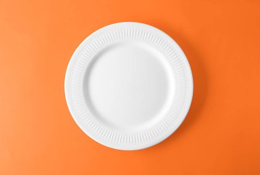 Boş seramik plaka renk arka plan üzerinde