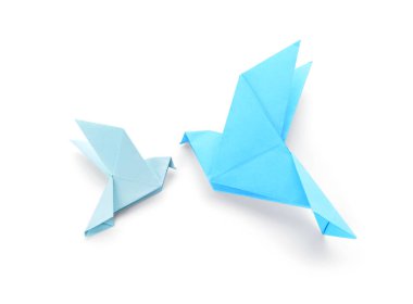 beyaz zemin üzerinde Origami kuşlar