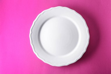 Boş seramik plaka renk arka plan üzerinde