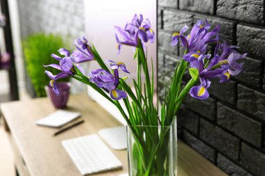 Masaya güzel çiçek vazo