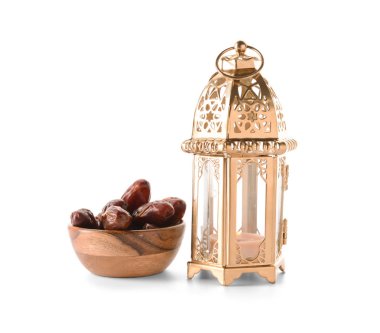 Ramazan sembolü ve beyaz arka plan üzerinde tarihleri olarak Müslüman lamba