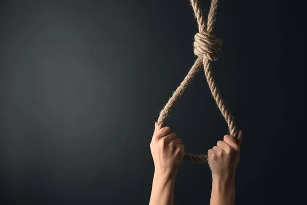 Mulher Segurando Corda Com Laço Fundo Escuro Conceito Consciência Suicida — Fotografia de Stock