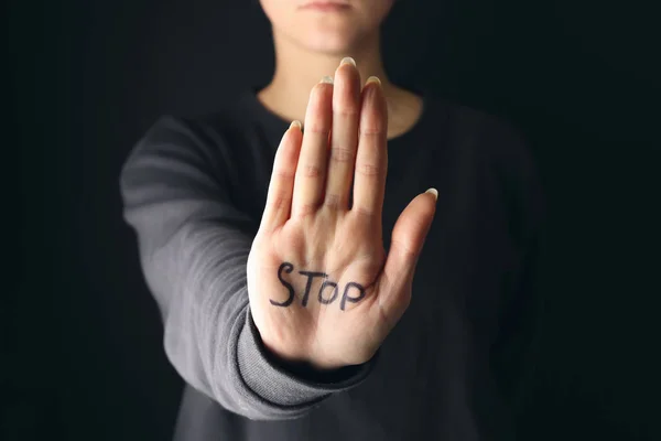 Word Stop Skrivet Handflatan Kvinna Mot Mörk Bakgrund Begreppet Självmordsmedvetenhet — Stockfoto