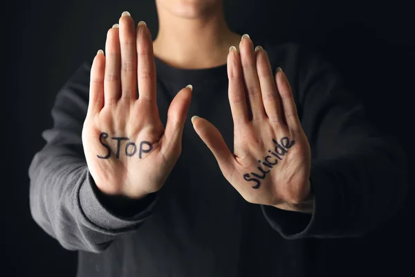 Αυτοκτονία Σταματήσει Κείμενο Γραμμένο Στις Παλάμες Της Γυναίκας Ενάντια Σκούρο — Φωτογραφία Αρχείου