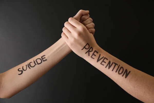暗い背景に自殺予防テキストで女性の手 — ストック写真