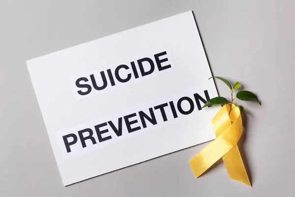 Φύλλο Χαρτιού Κείμενο Πρόληψη Αυτοκτονιών Και Κίτρινη Κορδέλα Επάνω Ελαφρύς — Φωτογραφία Αρχείου