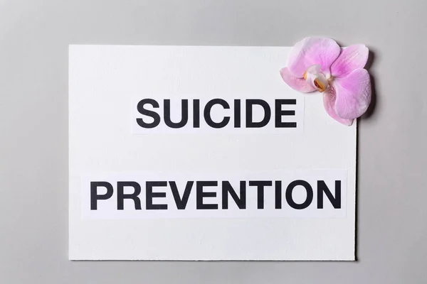 Φύλλο Χαρτιού Κείμενο Πρόληψη Αυτοκτονιών Και Λουλούδι Επάνω Ελαφρύς Υπόβαθρο — Φωτογραφία Αρχείου