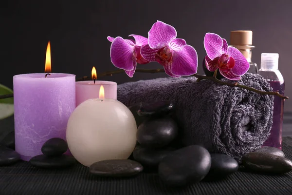 在黑暗的桌子上有蜡烛 石头和浴巾的美丽的水疗组合 — 图库照片
