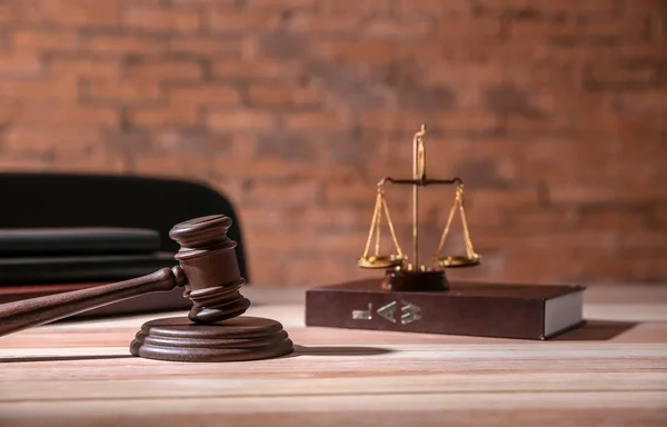 Judge Gavel Law Book Scales Justice Table — Stock Photo, Image