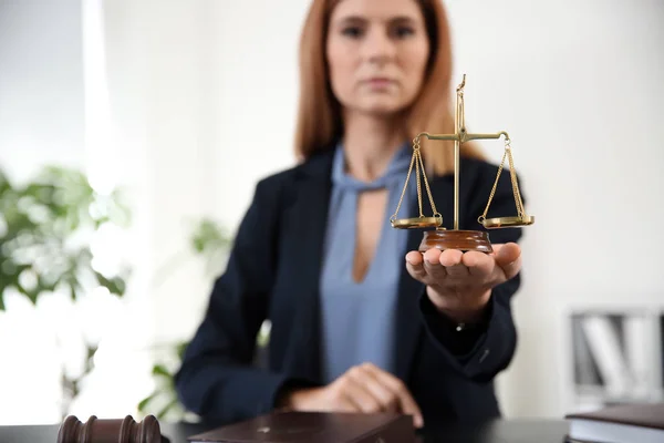 Beautiful Female Lawyer Scales Justice Sitting Table Office — Stock Photo, Image