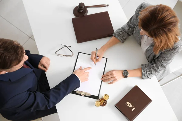 Anwalt Arbeitet Mit Mandant Büro — Stockfoto
