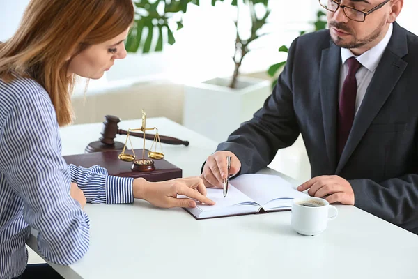 Advogado Masculino Trabalhando Com Cliente Escritório — Fotografia de Stock