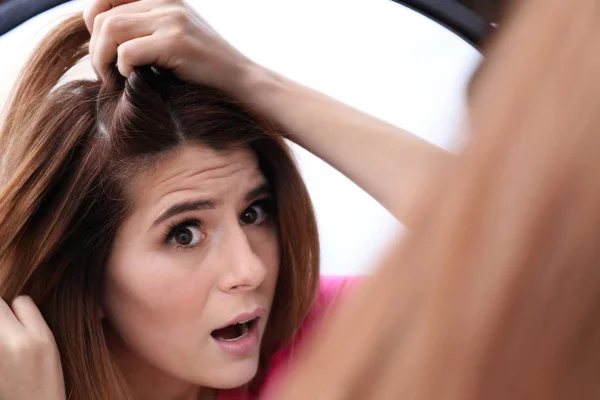 Reflejo Mujer Hermosa Con Problema Pérdida Cabello — Foto de Stock