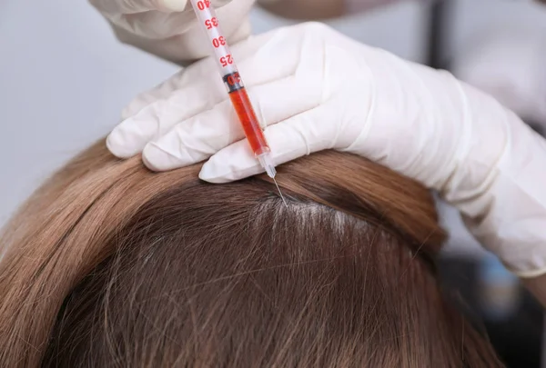 Женщина Проблемой Выпадения Волос Получает Инъекцию Клинике Крупным Планом — стоковое фото