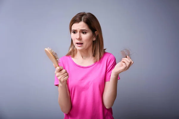 Mujer Con Problemas Pérdida Cabello Sobre Fondo Gris — Foto de Stock