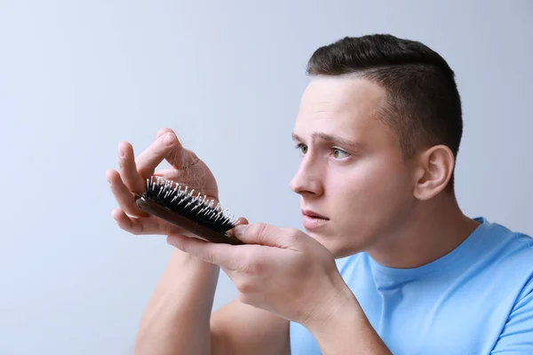 Uomo Con Problema Perdita Capelli Sfondo Grigio — Foto Stock