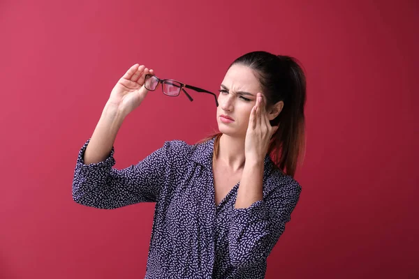 Ritratto Donna Con Cattiva Vista Sfondo Colori — Foto Stock