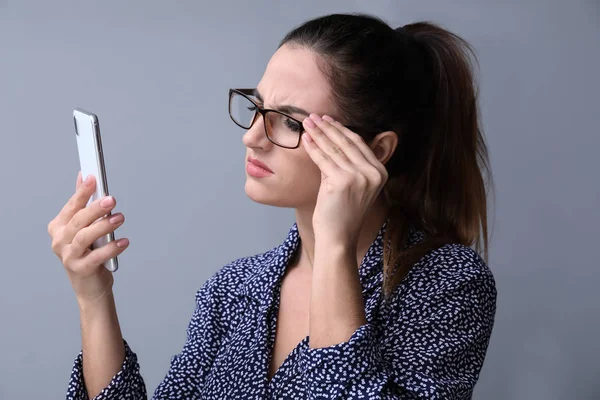 Kvinna Med Dålig Syn Försöker Läsa Meddelande Skärmen Mobiltelefon Mot — Stockfoto
