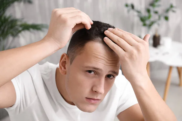 Man Met Haar Verlies Probleem Thuis — Stockfoto