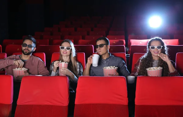 Amigos Viendo Películas Cine — Foto de Stock