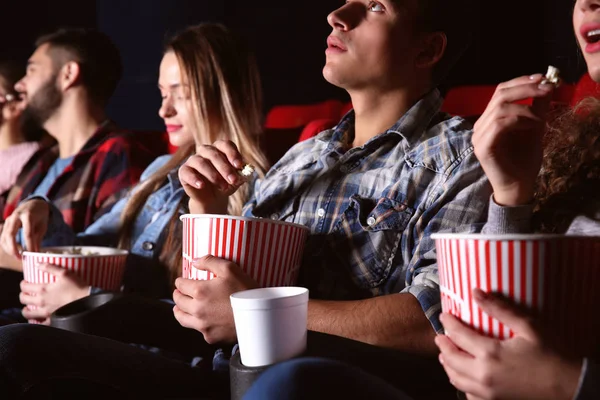 Przyjaciele Jedzenie Popcorn Podczas Oglądania Filmu Kinie — Zdjęcie stockowe