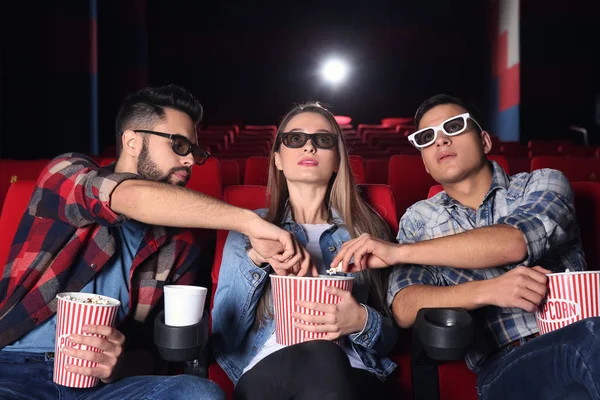 Chicos Comiendo Palomitas Maíz Del Cubo Amigo Cine — Foto de Stock