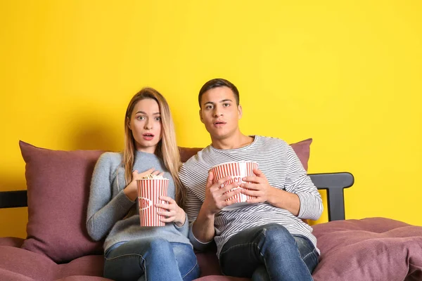 Giovane Coppia Con Popcorn Guardando Film Mentre Seduto Sul Letto — Foto Stock