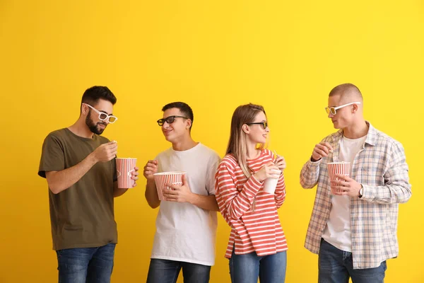 Young People Popcorn Discussing Movie Color Background — Stock Photo, Image