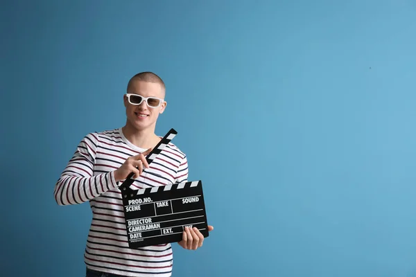 Jonge Man Met Filmklapper Kleur Achtergrond — Stockfoto