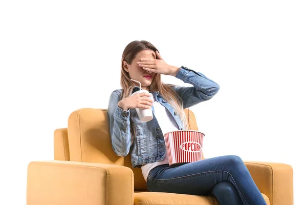 Jonge Bang Vrouw Met Popcorn Kijken Naar Horrorfilm Witte Achtergrond — Stockfoto