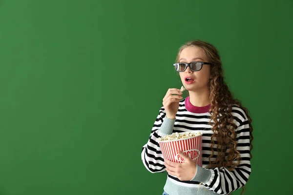 Mladá Žena Popcorn Sledování Filmu Barvu Pozadí — Stock fotografie