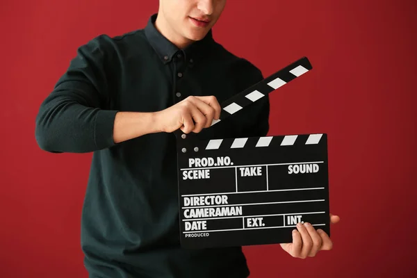 Jonge Man Met Filmklapper Kleur Achtergrond — Stockfoto